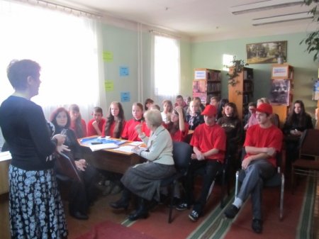 Агітбригада волонтерів медколеджу в бібліотеці для юнацтва