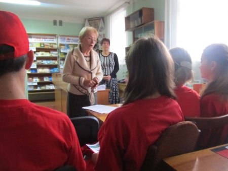 Агітбригада волонтерів медколеджу в бібліотеці для юнацтва