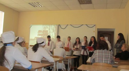 Тут України юнь свята встелила землю