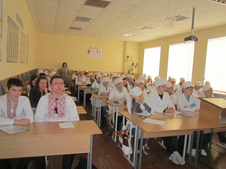 Тут України юнь свята встелила землю