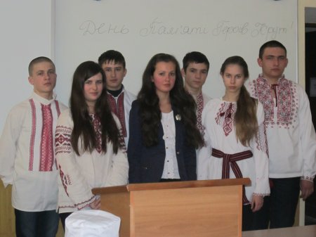 Тут України юнь свята встелила землю