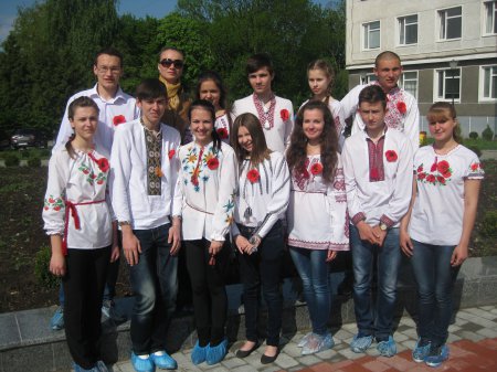 У Новограді-Волинському студенти-медики висадили 70 кущів троянд