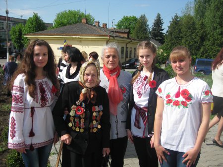 У Новограді-Волинському студенти-медики висадили 70 кущів троянд