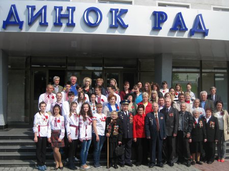 У Новограді-Волинському студенти-медики висадили 70 кущів троянд