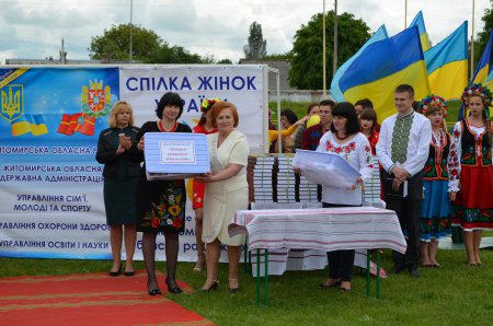 Всеукраїнська акція "Подаруй вишиванку дитині Донбасу!" Всеукраїнська акція "Подаруй вишиванку дитині Донбасу!"