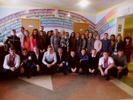 Студенти медичного коледжу привітали ювілярів