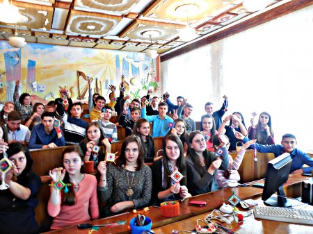 Студенти медичного коледжу привітали ювілярів