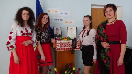 Слава безсмертю хоробрих, які кличуть на подвиг живих!